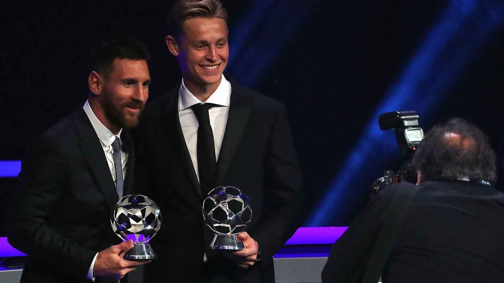 Una foto de Leo Messi y Frenkie de Jong en la gala de la UEFA / Twitter