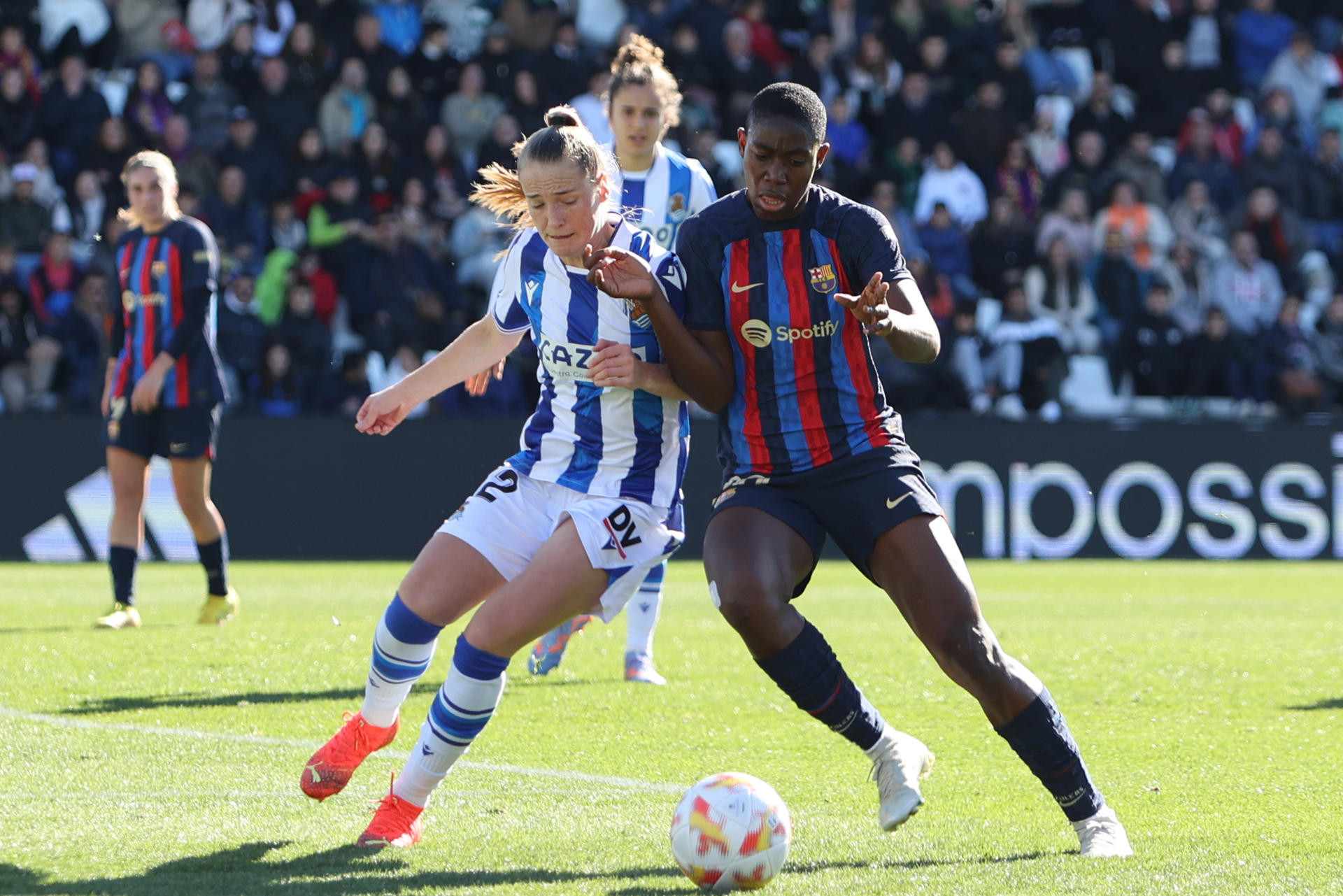 Oshoala pugna con una jugadora de la Real Sociedad : EFE