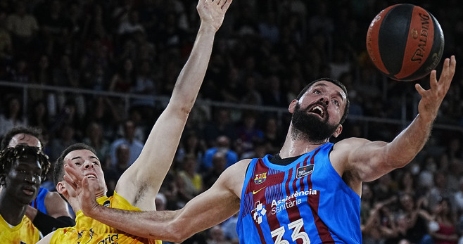 Nikola Mirotic, ganando un rebote, durante el partido del Barça contra Gran Canaria / EFE