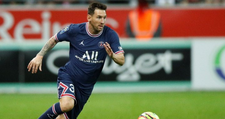 Leo Messi en una acción con el PSG, en su debut ante el Stade de Reims / EFE