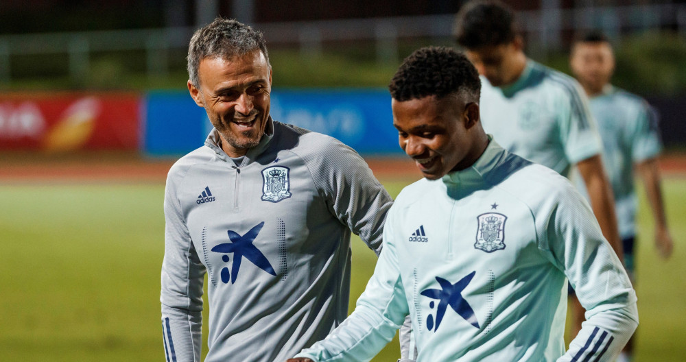 Luis Enrique y Ansu Fati durante un entrenamiento /EFE