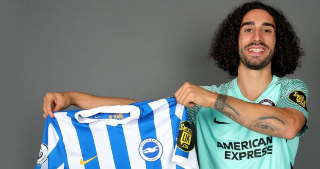 Marc Cucurella, posando la camiseta del Brighton / BRIGHTON