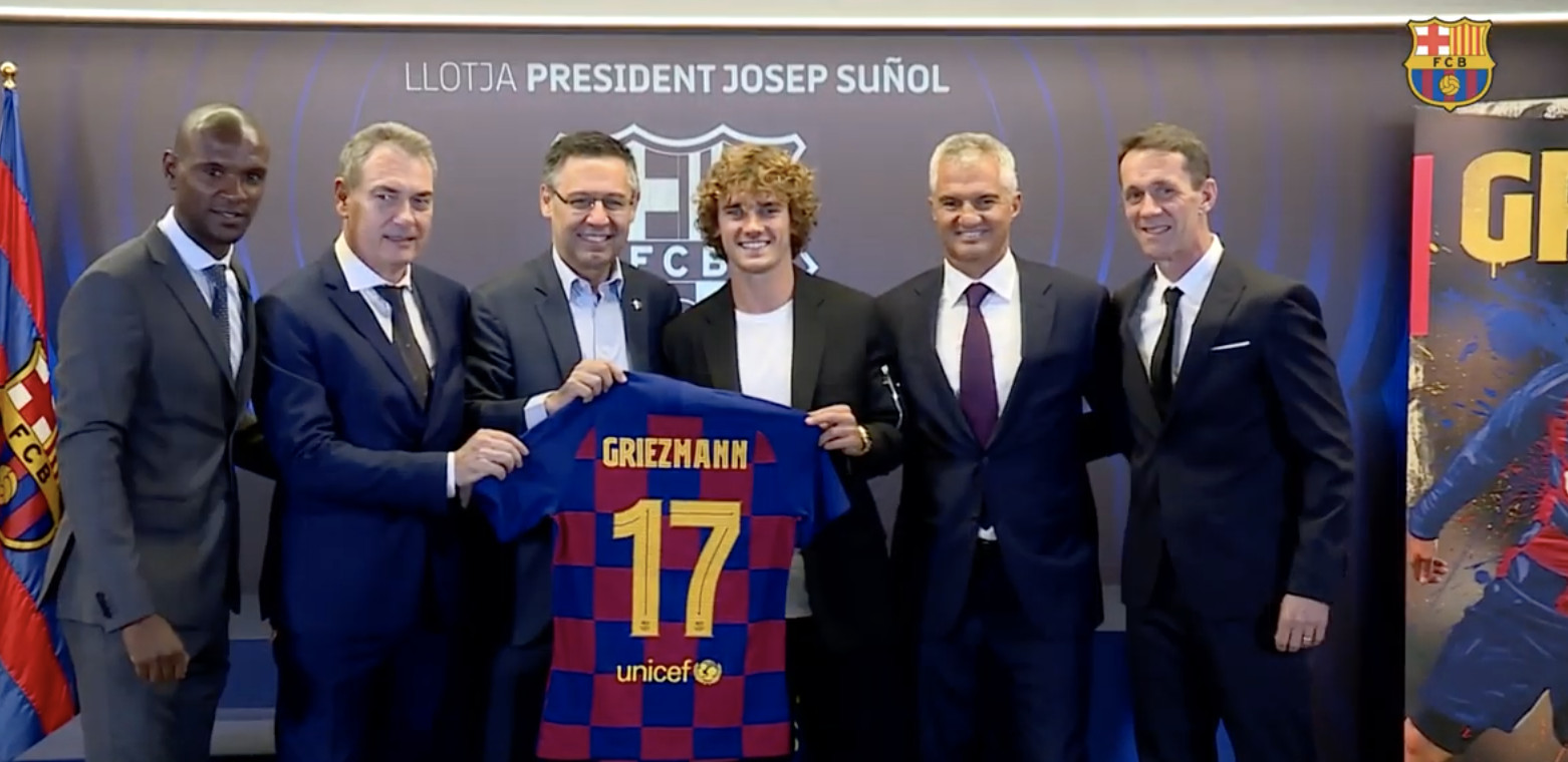 Una foto de Antoine Griezmann junto a Josep Maria Bartomeu y el resto de directivos y dirección deportiva en su presentación / FCB