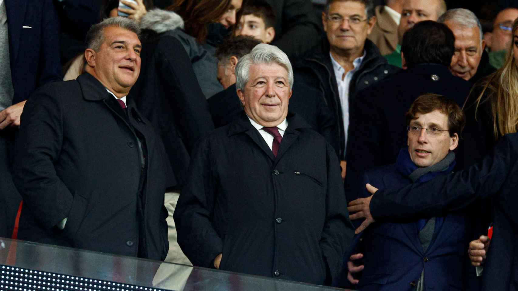 Joan Laporta, Enrique Cerezo y Martínez Almeida en el Metropolitano, durante un Atlético-Barça / EFE