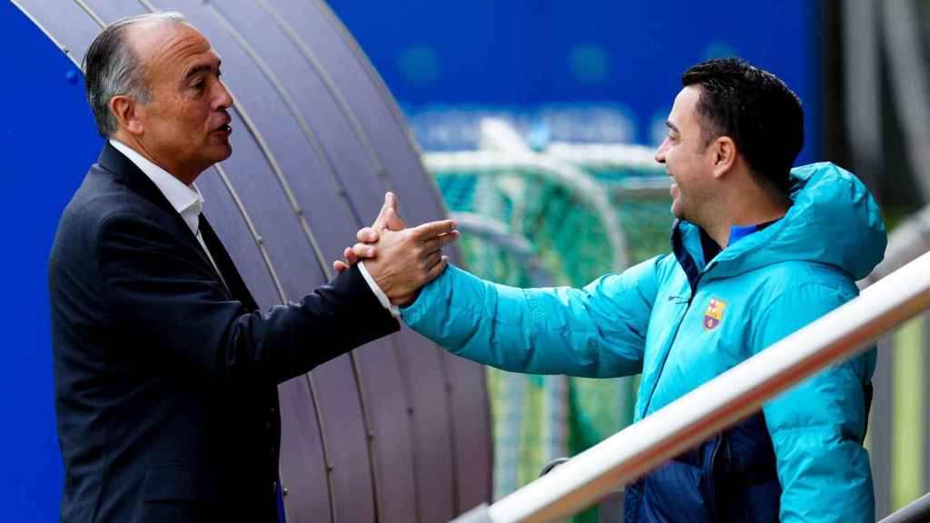 Xavi Hernández y Rafa Yuste, antes de un entrenamiento en la Ciutat Esportiva / EFE