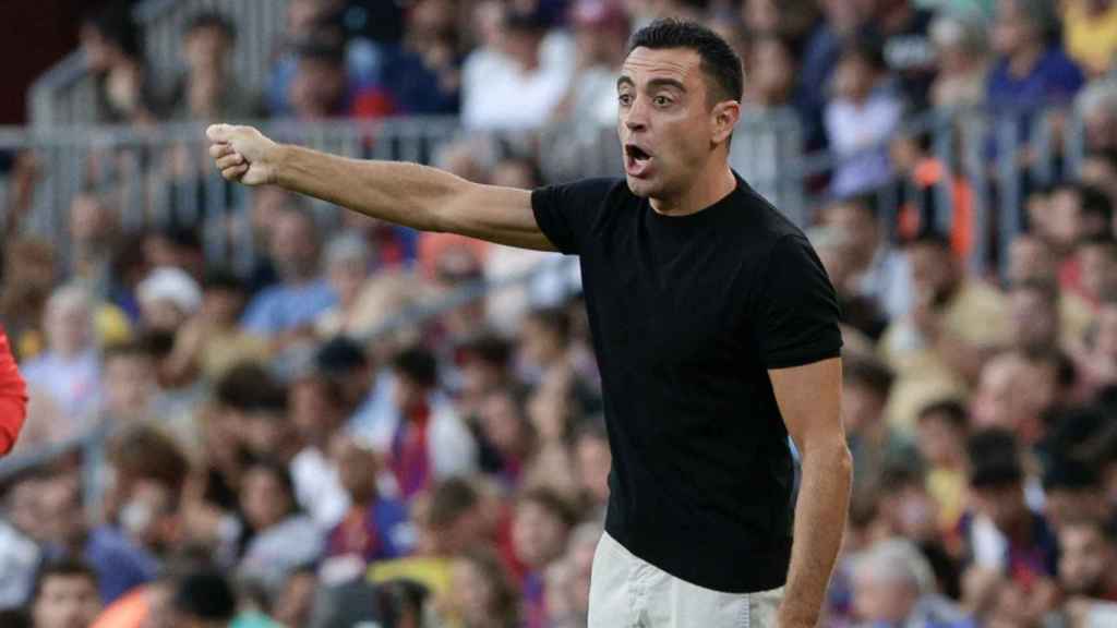 El técnico del Barça, Xavi Hernández, dirige al equipo contra el Valladolid / EFE