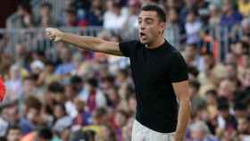 El técnico del Barça, Xavi Hernández, dirige al equipo contra el Valladolid / EFE