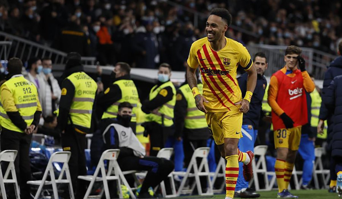 Pierre-Emerick Aubameyang, celebrando uno de sus goles en el Santiago Bernabéu / EFE