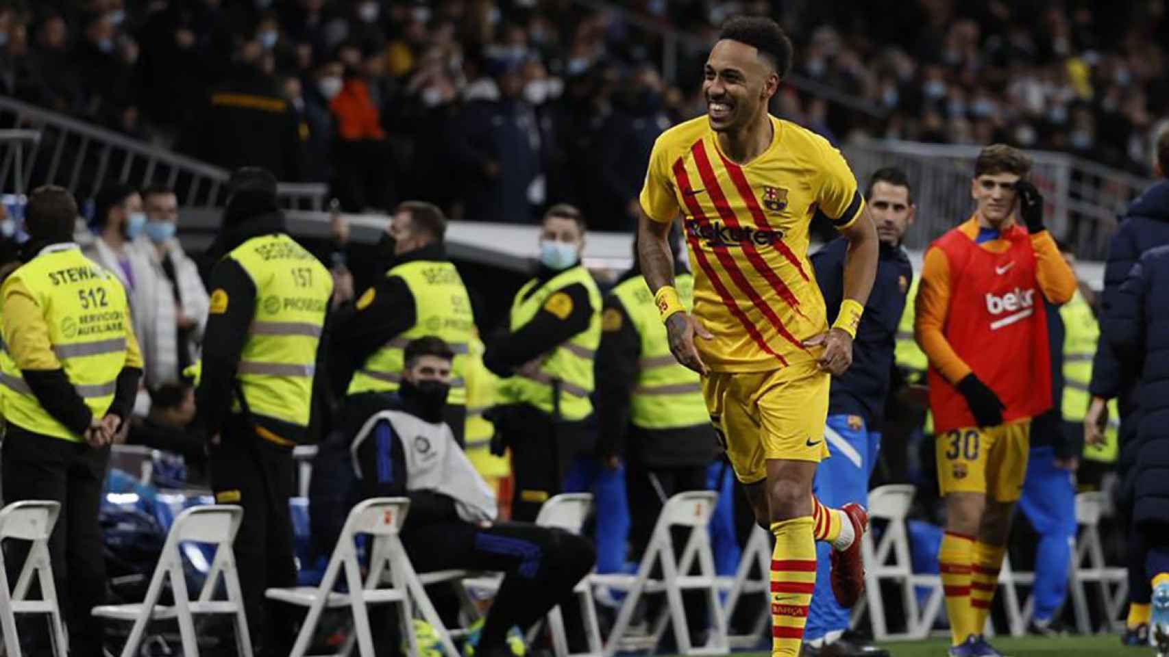 Pierre-Emerick Aubameyang, celebrando uno de sus goles en el Santiago Bernabéu / EFE