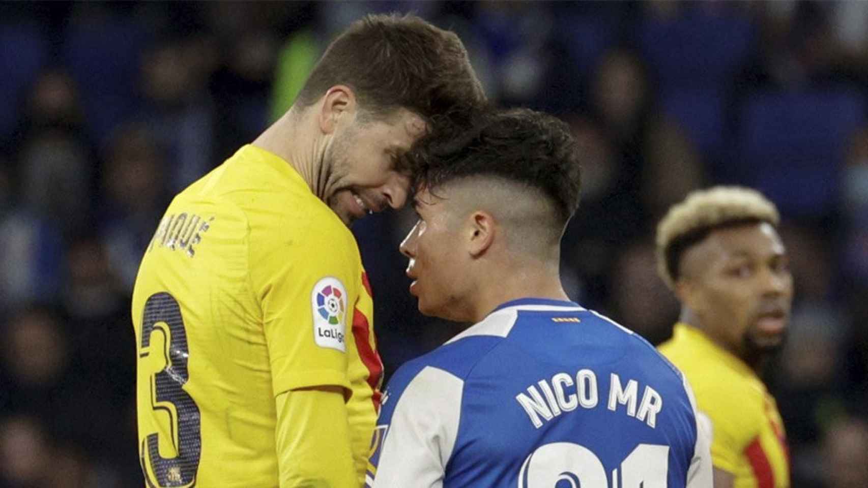 La enganchada de Gerard Piqué y Nico Melamed, durante el derbi catalán / EFE