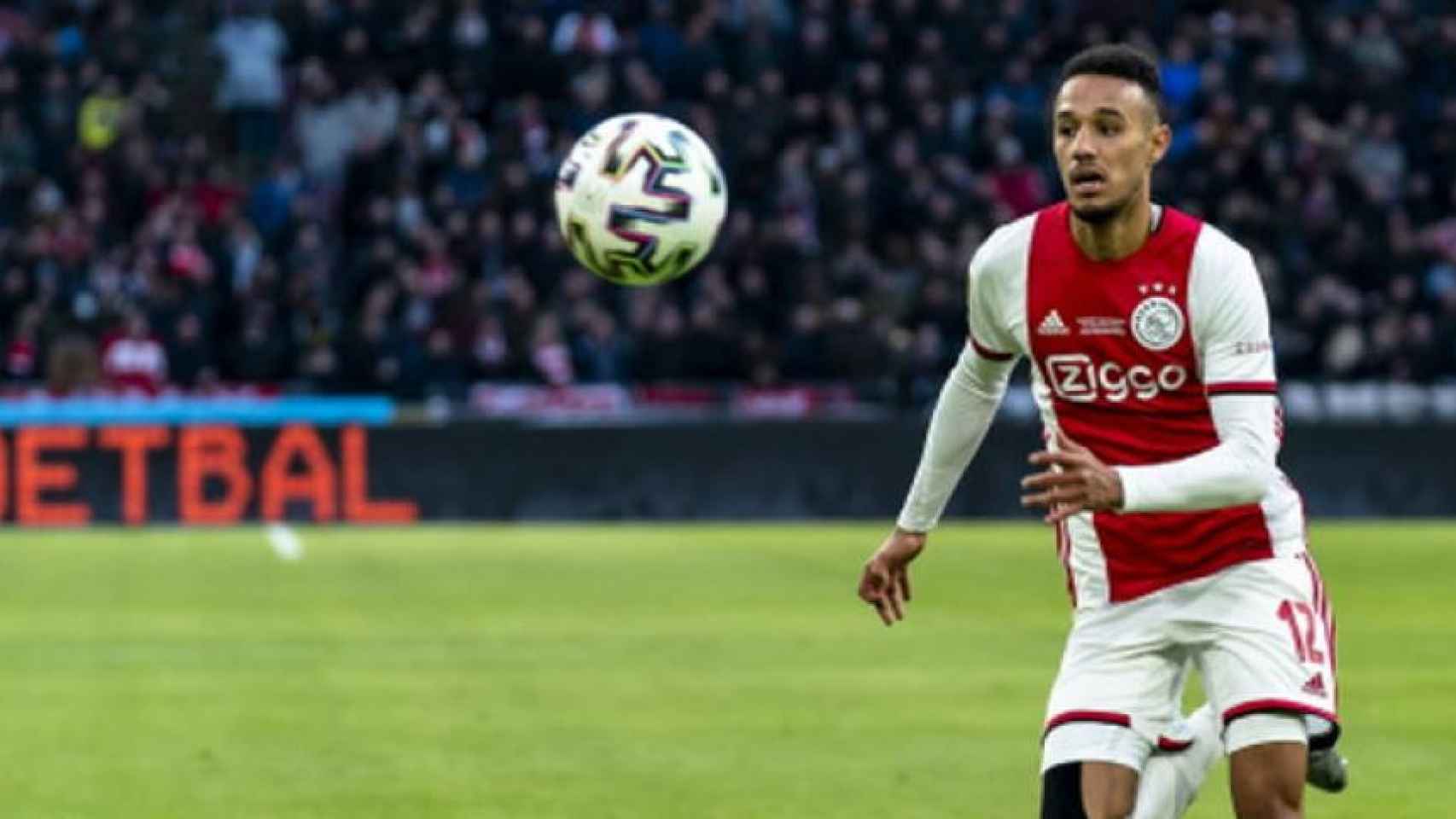 Noussair Mazraoui, lateral derecho del Ajax, está en el punto de mira del Barça / REDES