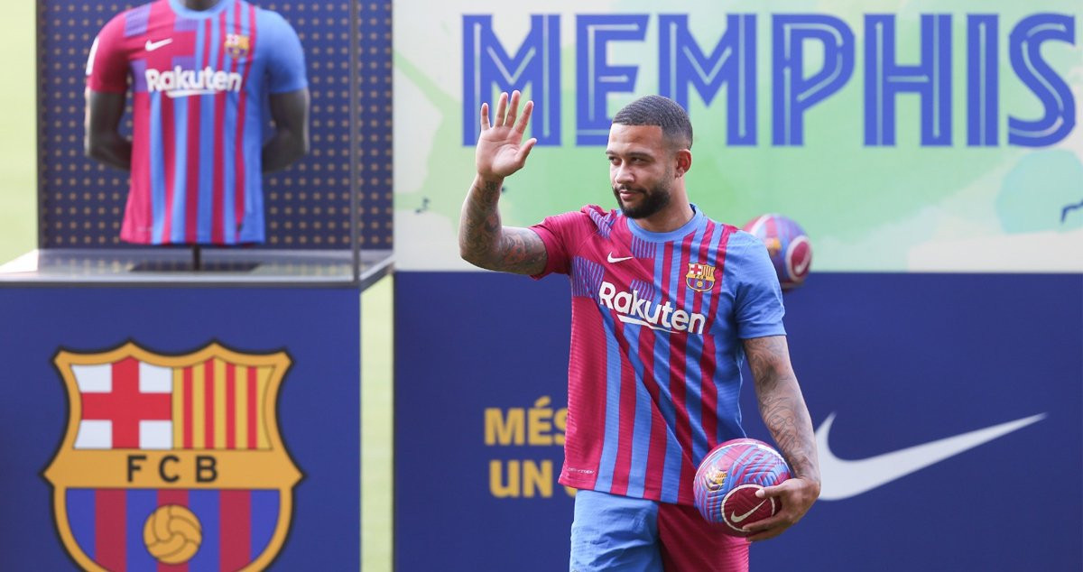 La presentación oficial de Memphis Depay con el Barça / FCB