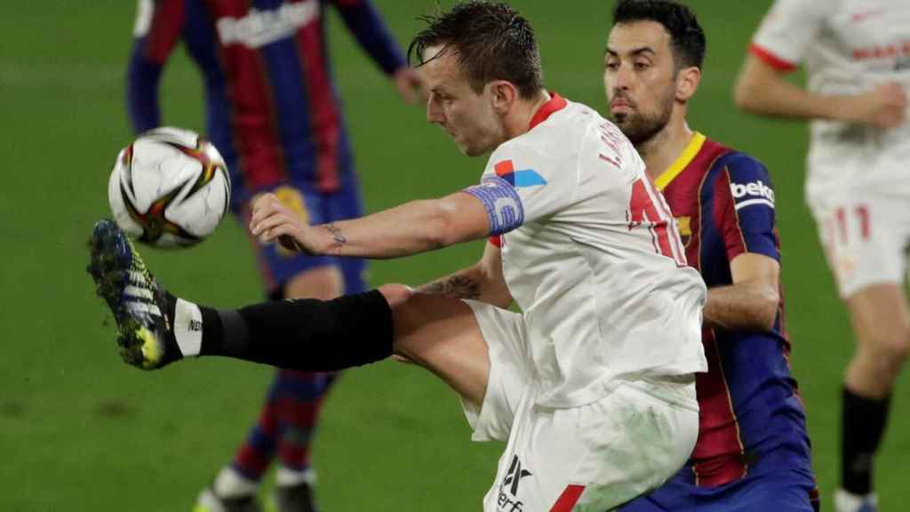 Iván Rakitic contra Busquets / EFE