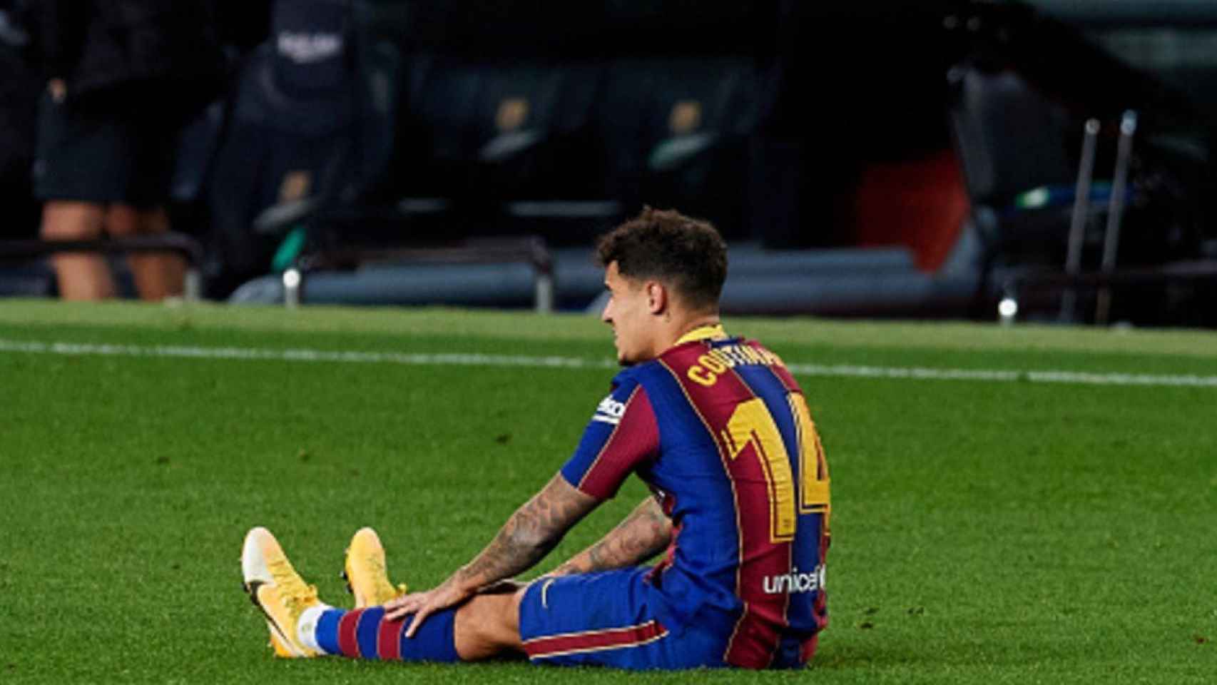 Coutinho, tras caer lesionado contra el Eibar / EFE