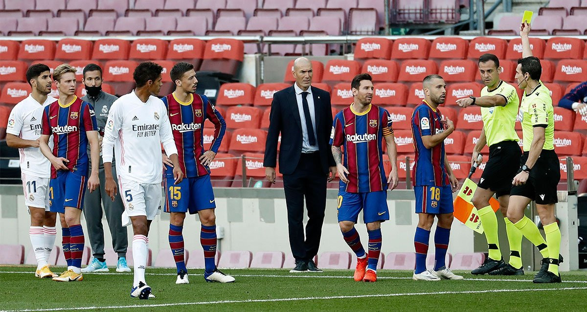 Polémica en el clásico entre el Barça y el Real Madrid arbitrado por Martínez Munuera / EFE