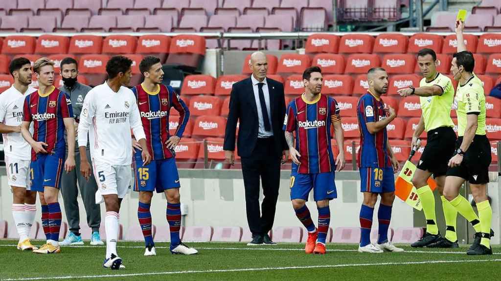 Polémica en el clásico entre el Barça y el Real Madrid arbitrado por Martínez Munuera / EFE