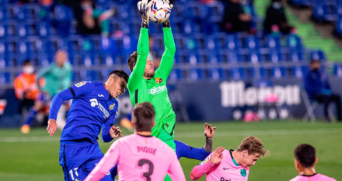 Neto Murara ataja un balón durante un Getafe-Barça / EFE