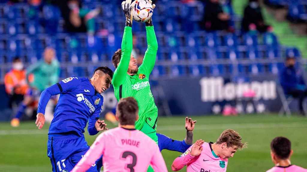 Neto Murara ataja un balón durante un Getafe-Barça / EFE