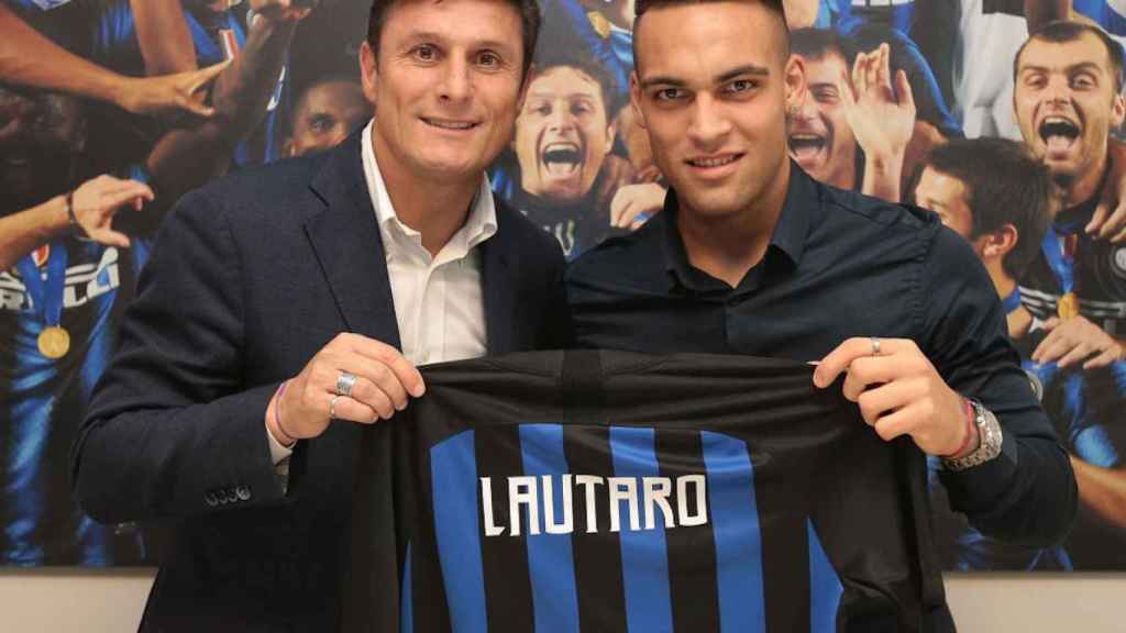 Lautaro Martínez con Javier Zanetti en su presentación / EFE