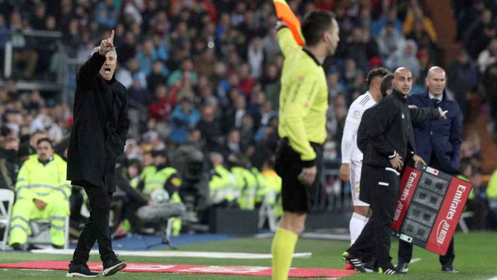 Setién dando instrucciones en el Madrid-Barça / EFE