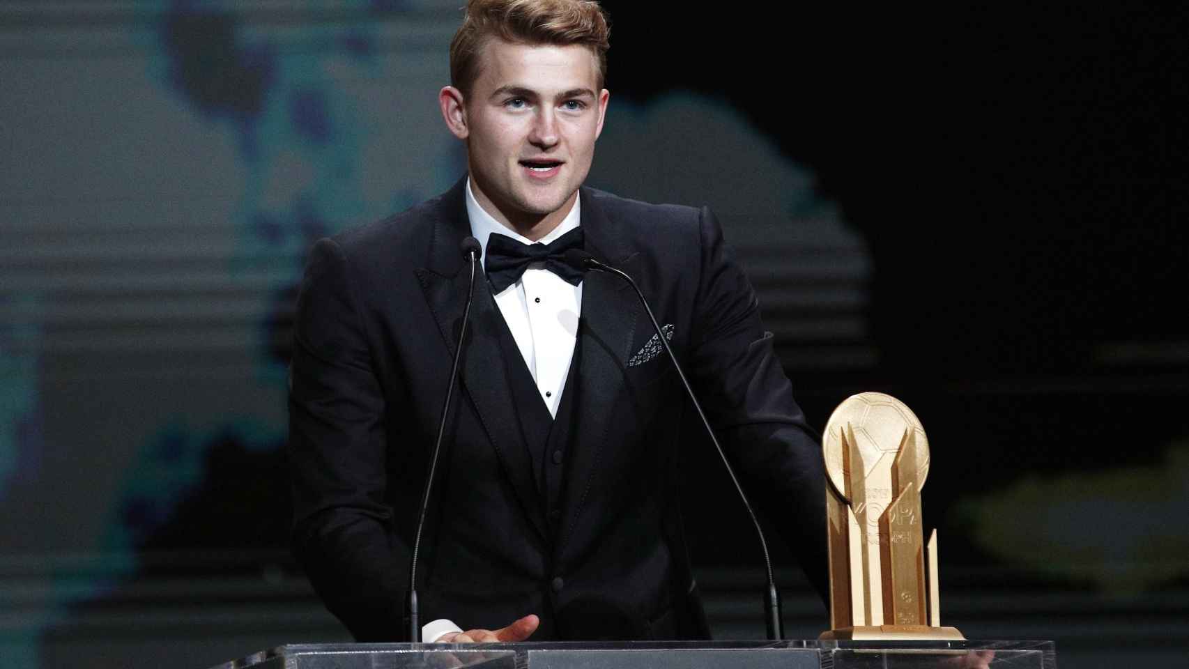 Matthijs de Ligt con el Trofeo Kopa en París / EFE