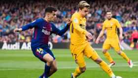 Philippe Coutinho defiende a Antoine Griezmann / EFE