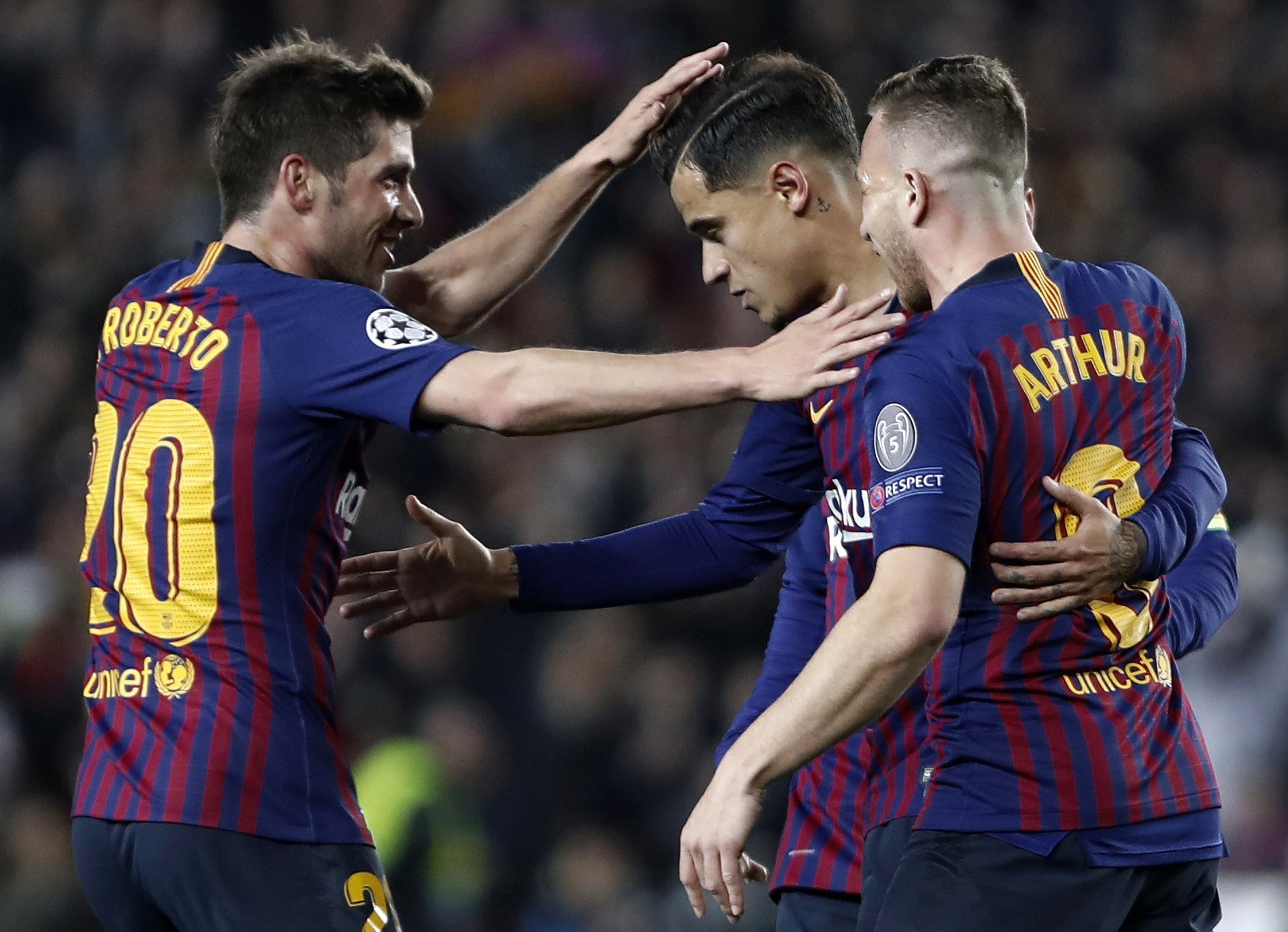 Sergi Roberto y Jordi Alba felicitan a Philippe Coutinho por su tanto ante el Manchester United / EFE