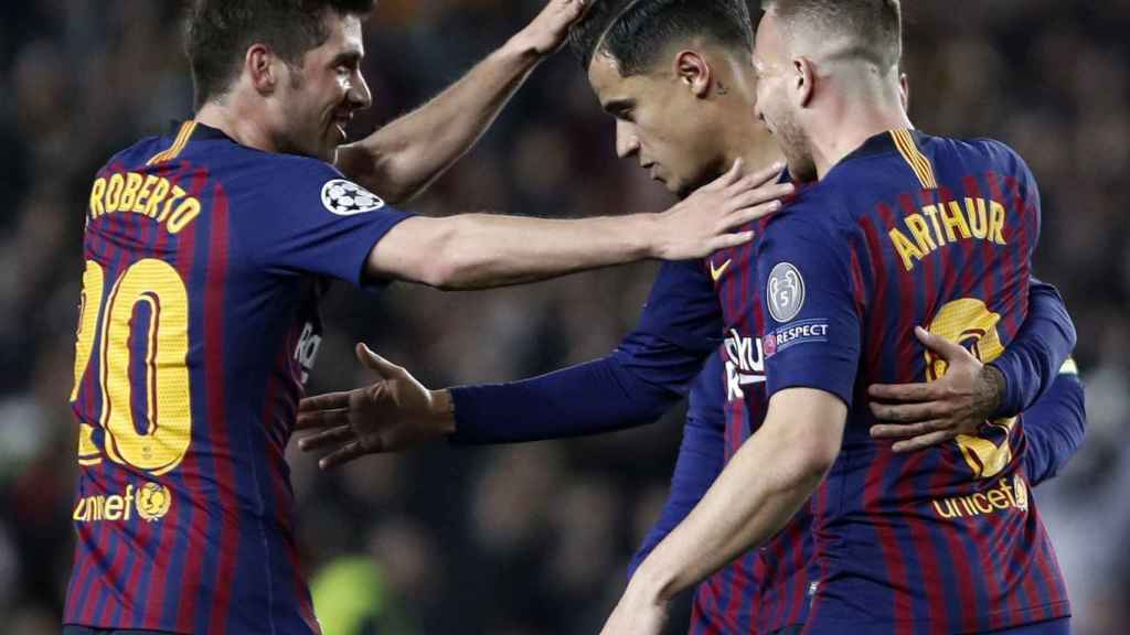 Sergi Roberto y Jordi Alba felicitan a Philippe Coutinho por su tanto ante el Manchester United / EFE