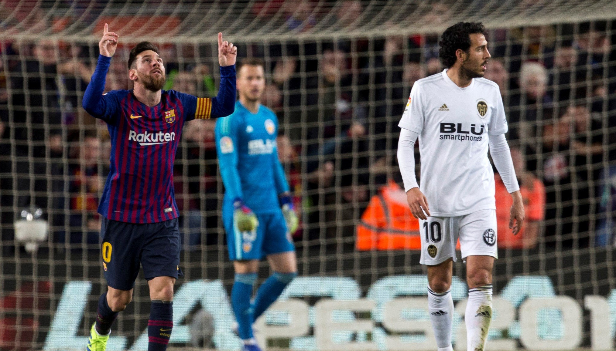 Leo Messi, la gran esperanza del Barça, contra el Valencia en el último partido liguero / EFE
