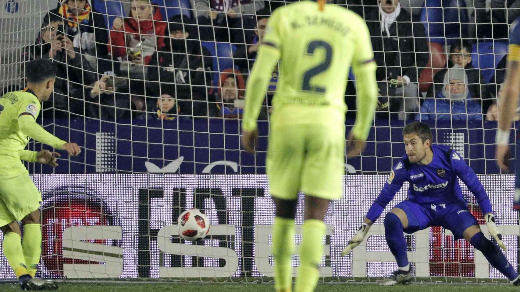Coutinho marcando el penalti ante el Levante / EFE