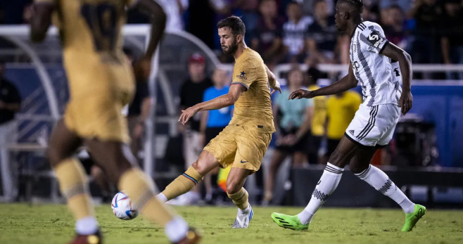 Miralem Pjanic, organizando una jugada, durante el amistoso contra la Juventus en Dallas / FCB