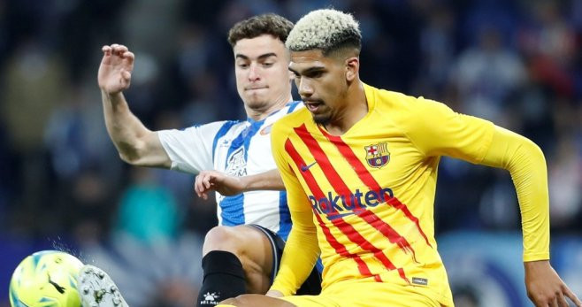 Ronald Araujo, durante el partido contra el Espanyol en Cornellá-El Prat / EFE