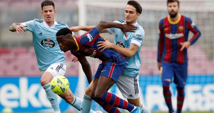 Ilaix luchando un balón ante Denis Suárez del Celta de Vigo en la pasada Liga / EFE