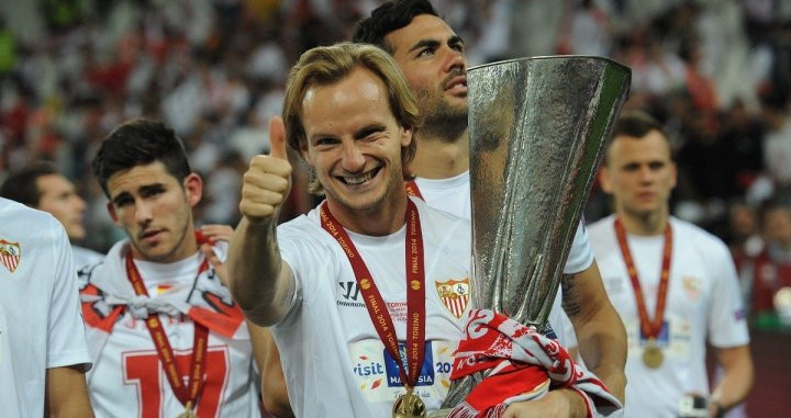 Ivan Rakitic celebrando la Europa League con el Sevilla / EFE