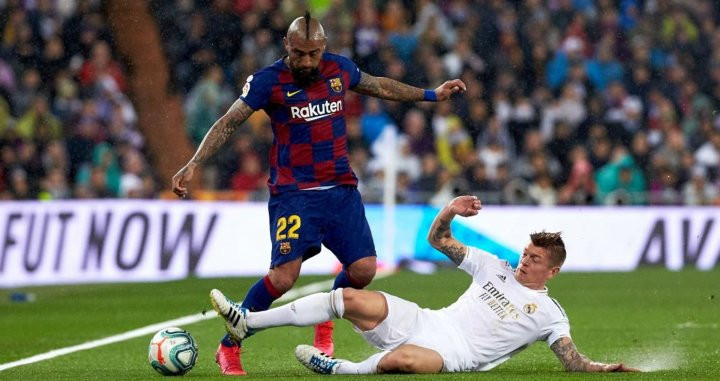 Arturo Vidal, obstaculizado por Toni Kroos en el Real Madrid-Barça | FCB