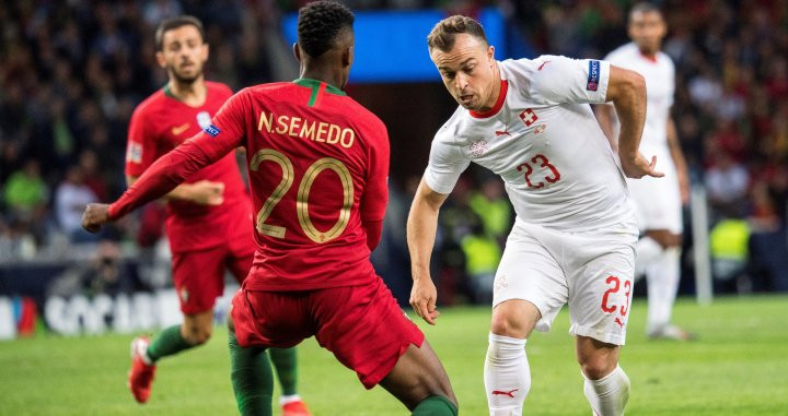 Nelson Semedo frente a Shaqiri / EFE