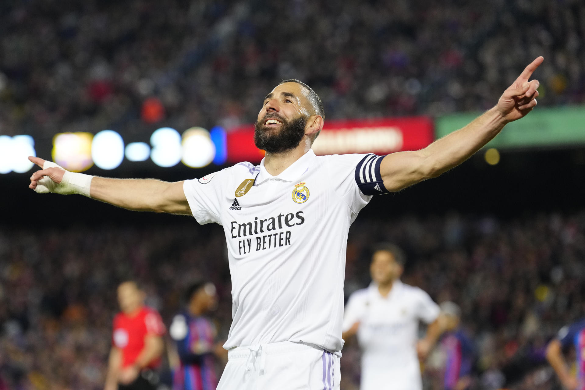 Benzema, eufórico, celebra su último gol al Barça / EFE