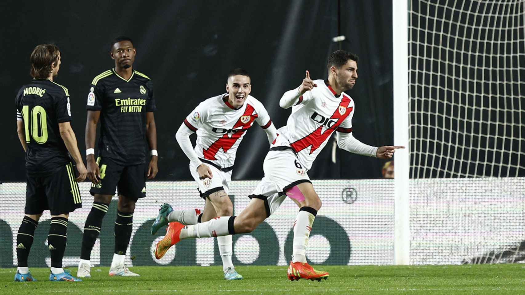 Modric y Alaba, atónitos, después del gol de Santi Comesaña en el Rayo-Real Madrid / EFE