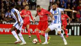 Benzema cubierto por Omeruo y Siovas durante el Leganés-Real Madrid / EFE