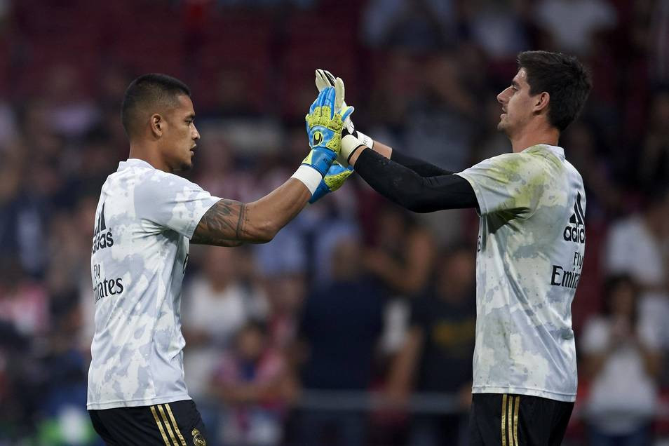 Areola y Courtois en el calientamiento ante el Brujas / EFE