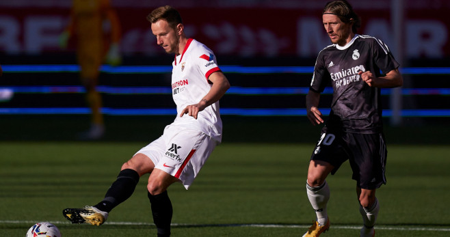 Ivan Rakitic junto a Luka Modric en el Sevilla-Real Madrid / EFE