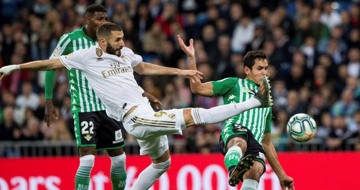 Benzema y Mandi en el Real Madrid - Real Betis / EFE