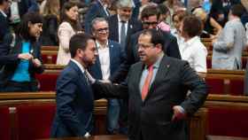 El presidente de la Generalitat, Pere Aragonés, y el 'conseller' de Interior, Joan Ignasi Elena, en el Parlament / David Zorrakino - EUROPA PRESS