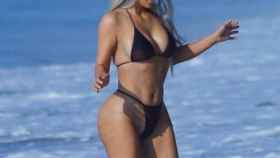 Kim Kardashian en las playas de Malibu