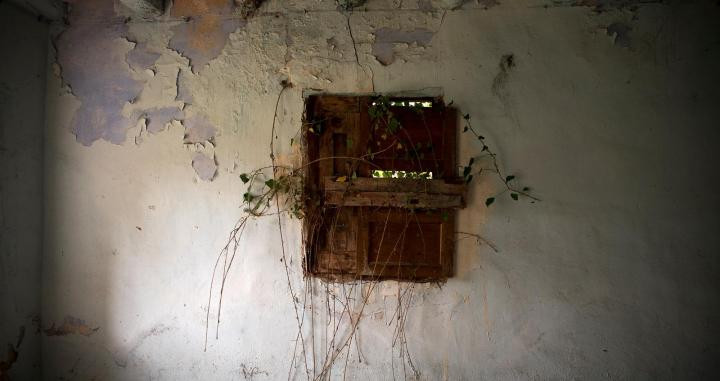 Aula abandonada de la escuela de Estall. Sierra del Montsec (Huesca).