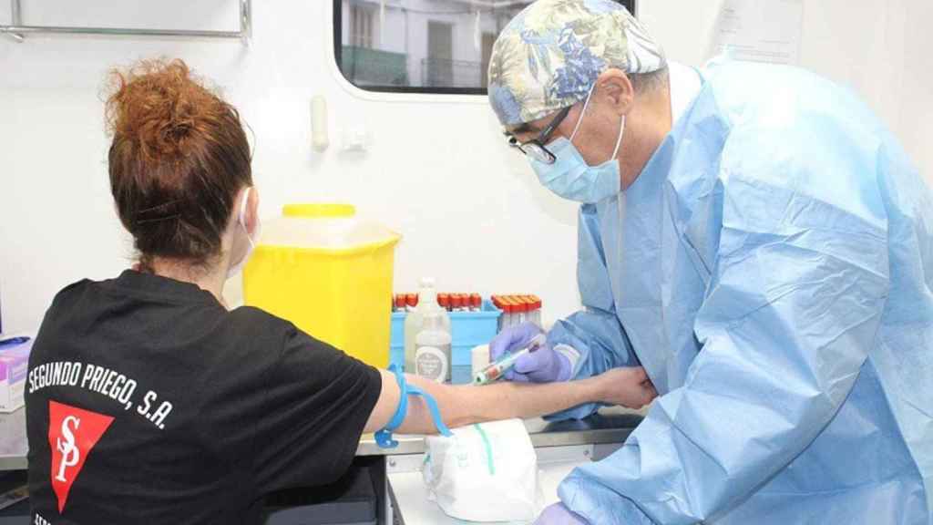 Un sanitario realiza la prueba del Covid-19 / EUROPAPRESS