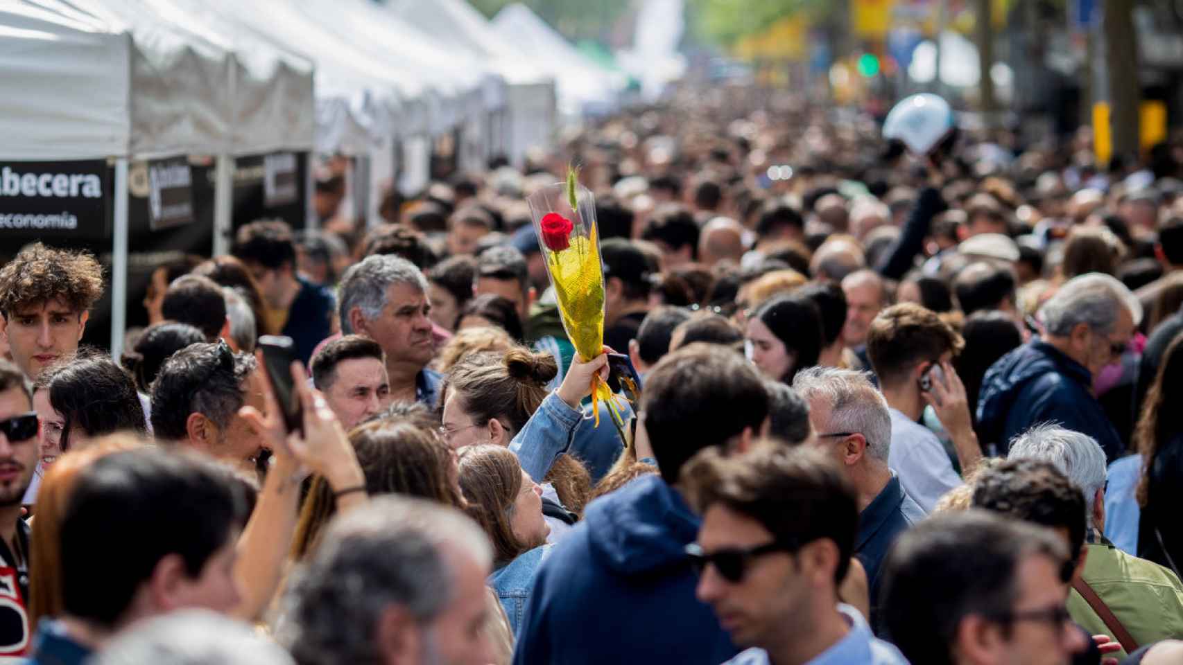 El paseo de Gràcia de Barcelona, lleno por Sant Jordi / EFE