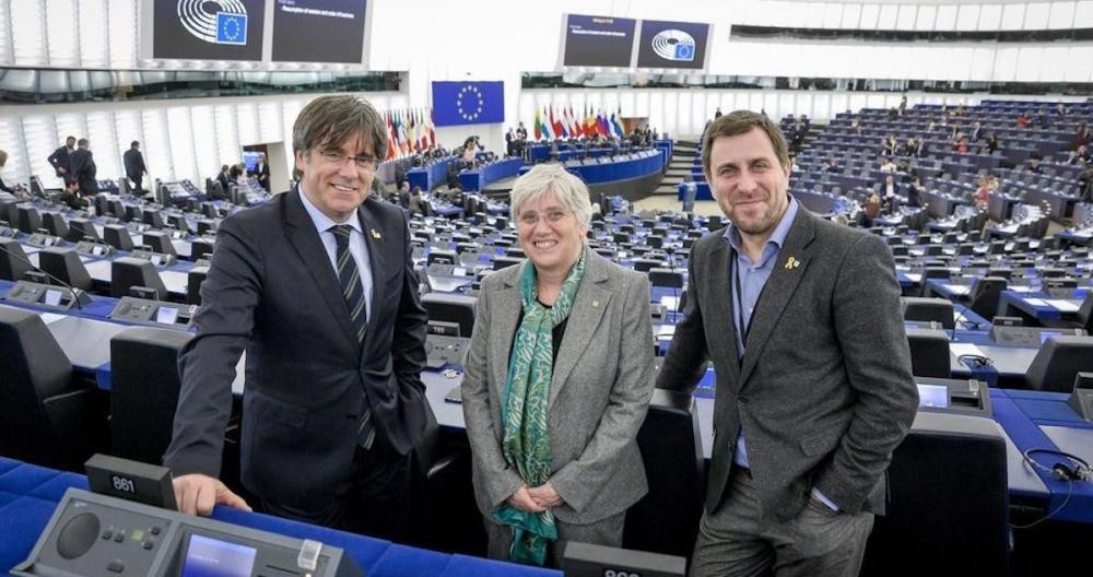 Los eurodiputados y dirigentes del 'procés' Carles Puigdemont, Toni Comín y Clara Ponsatí en la Eurocámara / EP