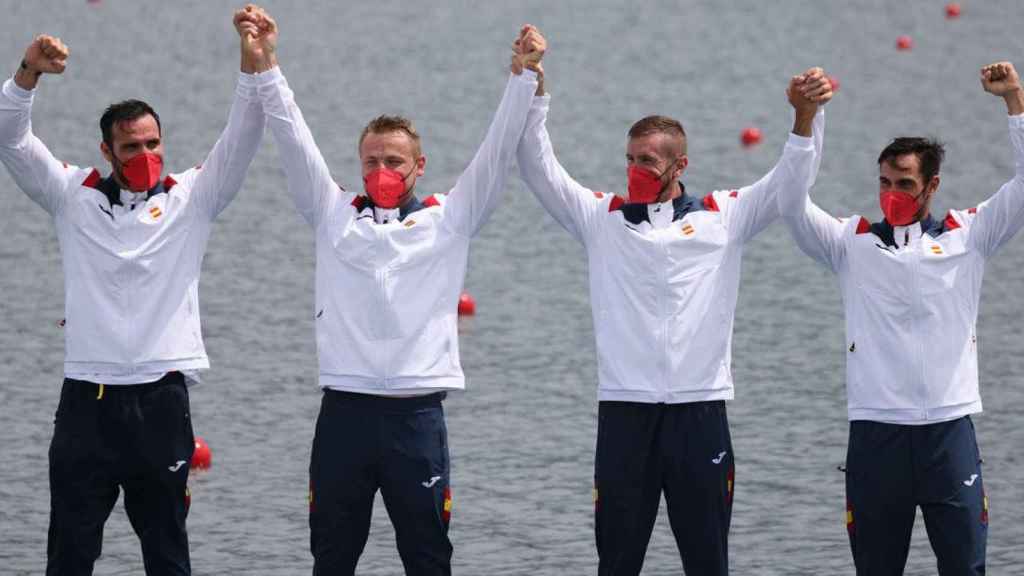 El equipo de piragüismo que ha ganado la medalla de plata en la final de K4 500 en Tokio / EP