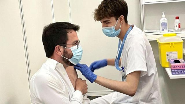 Momento en el que el president de la Generalitat, Pere Aragonès, se vacuna contra el coronavirus / SALUT